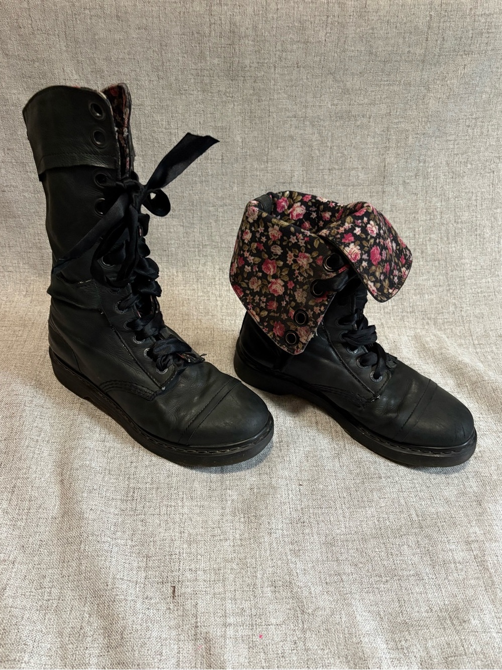 Dr. Martens Triumph 1914 Black Leather Fold-Over Floral Combat Boots SIZE 9